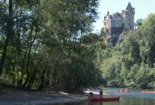  与家人一起划独木舟